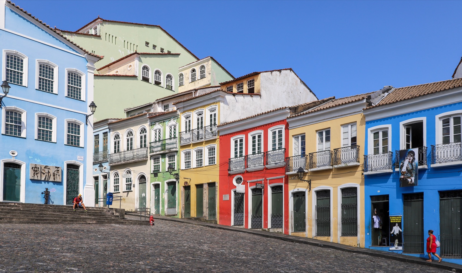 Vista de casarios coloridos e arquitetura histórica de Salvador, Bahia